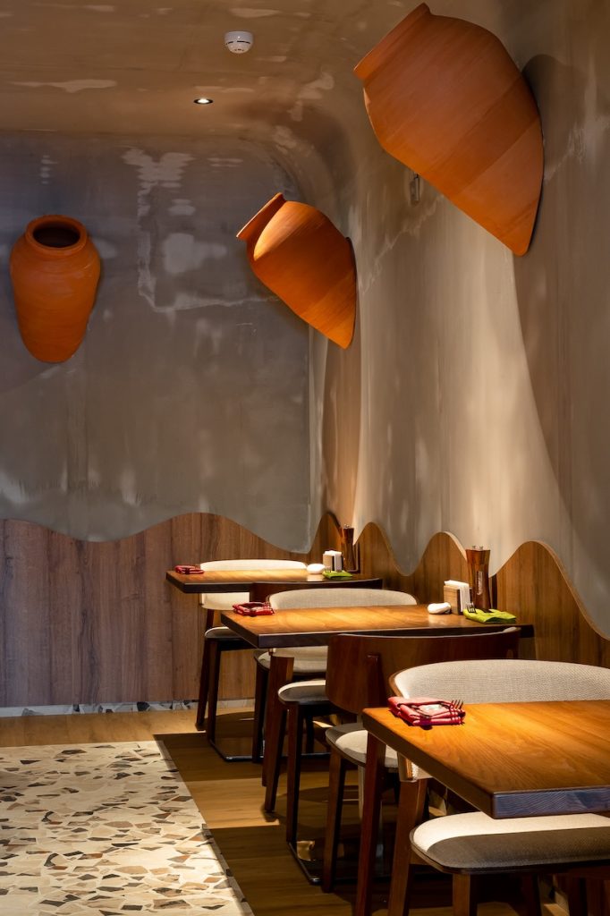 Комната с кувшинами