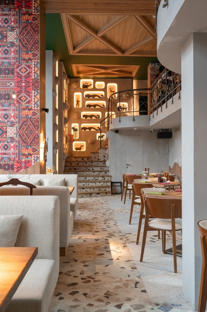 Первый этаж