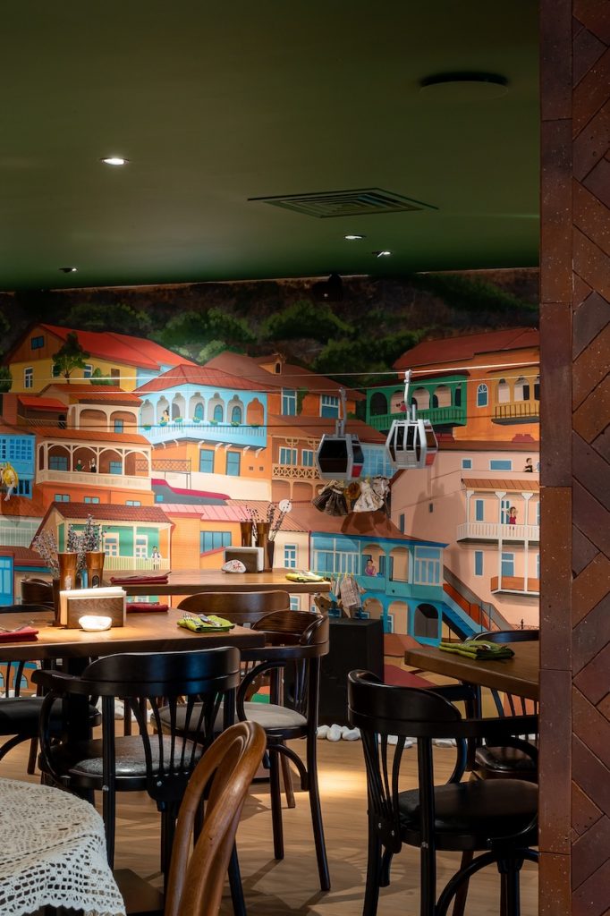 Зал с мини-фуникулёром