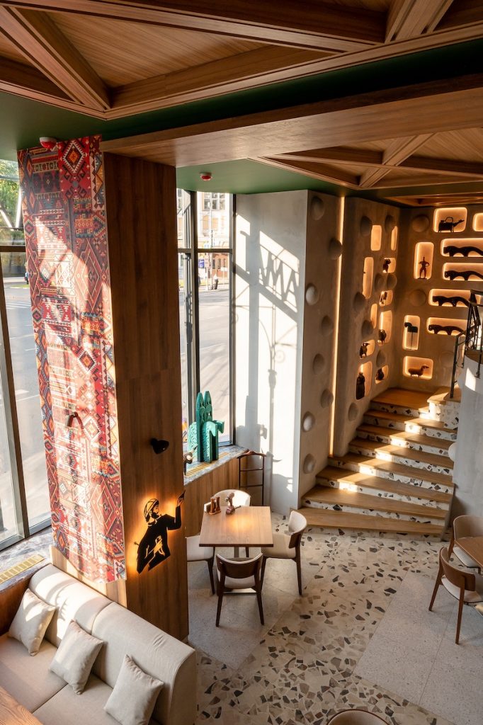 Первый этаж